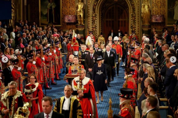 式典後にはロイヤルギャラリーを行進（画像は『The Royal Family　2022年5月10日付Instagram「Today The Prince of Wales read The Queen’s speech at the State Opening of Parliament for the first time.」』のスクリーンショット）