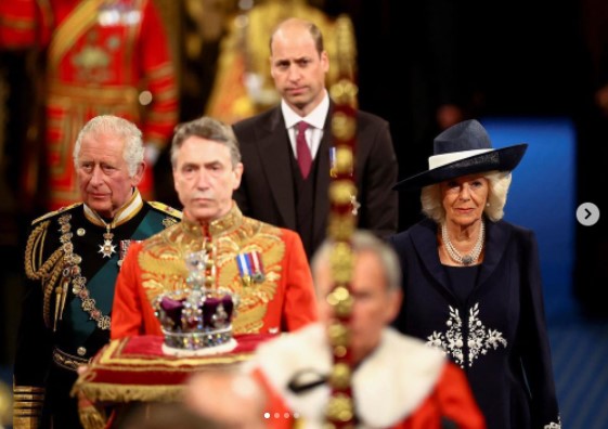 ウィリアム王子とカミラ夫人に伴われて歩く皇太子（画像は『The Royal Family　2022年5月10日付Instagram「Today The Prince of Wales read The Queen’s speech at the State Opening of Parliament for the first time.」』のスクリーンショット）