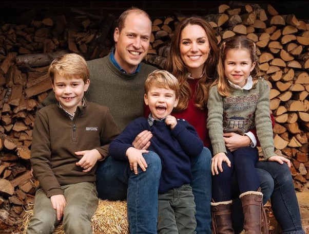 ウィリアム王子夫妻の第2子シャーロット王女が7歳の誕生日を迎えた（画像は『Duke and Duchess of Cambridge　2020年12月16日付Instagram「The Duke and Duchess are delighted to share a new image of their family,」』のスクリーンショット）