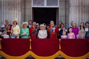 2019年、宮殿のバルコニーで上空の祝賀飛行を眺める王室メンバー（画像は『The Royal Family　2019年6月8日付Instagram「Three cheers for Her Majesty!!!」』のスクリーンショット）