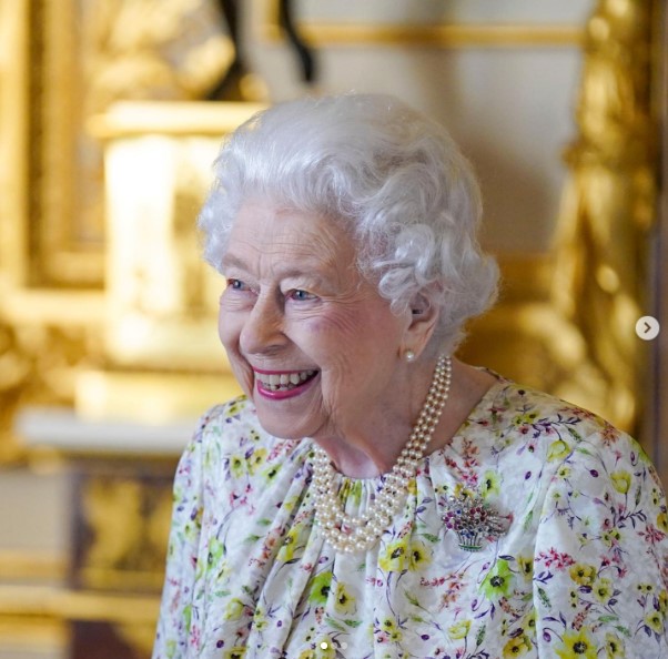 久しぶりに公の場に姿を現したエリザベス女王（画像は『The Royal Family　2022年3月25日付Instagram「This week at Windsor Castle, The Queen viewed a selection of enamel and fine bone china artefacts from ＠HalcyonDays_UK,」』のスクリーンショット）