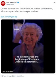 笑顔で拍手を送るエリザベス女王（画像は『BBC News（UK）　2022年5月16日付Twitter「Queen attends her first Platinum Jubilee celebration, with an equestrian extravaganza show」』のスクリーンショット）
