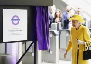 【イタすぎるセレブ達】エリザベス女王、ロンドン横断鉄道「エリザベス線」完成記念式に出席　ICカードの使い方を教わる