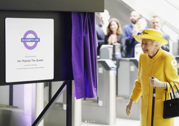 「エリザベス線」の完成記念式に出席したエリザベス女王（画像は『The Royal Family　2022年5月17日付Instagram「Celebrating the opening of the Elizabeth Line!」』のスクリーンショット）