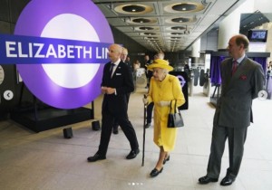 エリザベス線のパディントン駅を視察した女王（画像は『The Royal Family　2022年5月17日付Instagram「Celebrating the opening of the Elizabeth Line!」』のスクリーンショット）