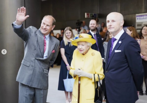 エドワード王子（左）を伴って式典に出席（画像は『The Royal Family　2022年5月17日付Instagram「Celebrating the opening of the Elizabeth Line!」』のスクリーンショット）