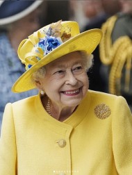 【イタすぎるセレブ達】エリザベス女王、82年前の未公開映像が公開される　椅子ごと倒れる女王を父が支える場面も
