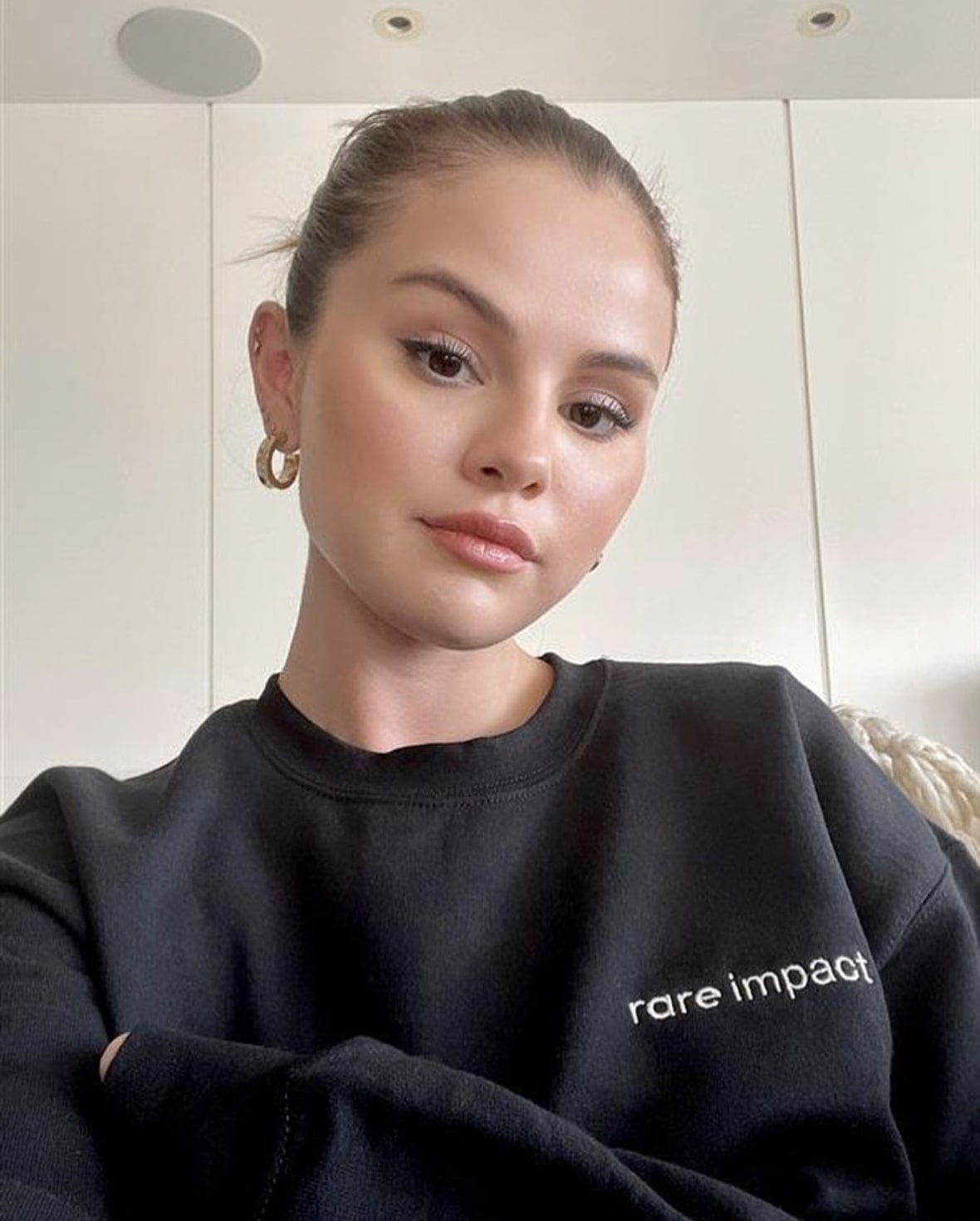 「ヘイリーを真似てバカにした？」の声が続出したセレーナ・ゴメス（画像は『Selena Gomez　2022年5月3日付Instagram「Living in my Rare Impact sweatshirt.」』のスクリーンショット）