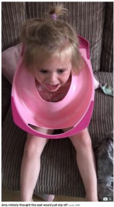 便座が取れなくなってしまったアイビーちゃん（画像は『The Sun　2022年5月26日付「‘NEVER A DULL MOMENT’ I spent evening in hospital with my 3-year-old after she got head stuck in a toilet seat - it took 3 people to remove it」（Credit: BPM）』のスクリーンショット）