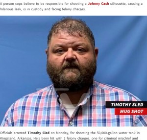 逮捕されたティモシー・スレッド（画像は『TMZ　2022年5月18日付「MAN BUSTED FOR SHOOTING WATER TANK」（Fox 16）』のスクリーンショット）