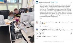 警察署で男児に話を聞く警察官（画像は『Politie Basisteam Utrecht Nrd　2022年4月30日付Instagram「Nieuwe Max Verstappen ontdekt in ＃Overvecht.」』のスクリーンショット）