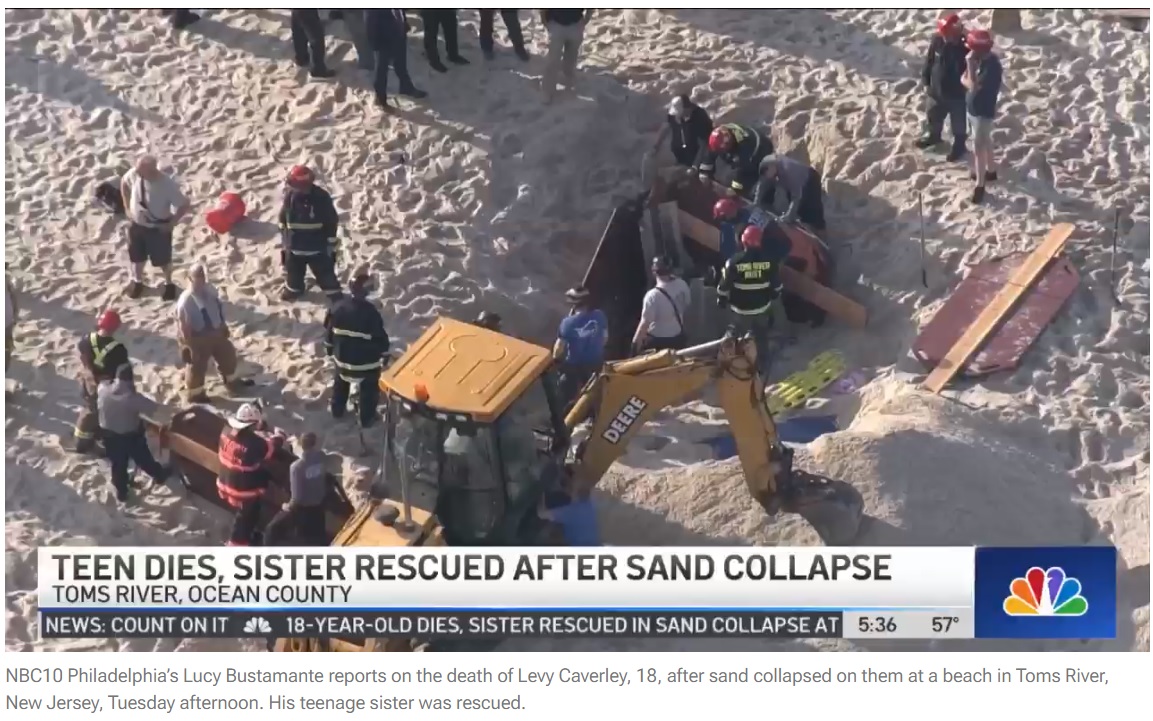 重機を使い救出作業が行われた事故現場（画像は『NBC10 Philadelphia　2022年5月17日付「Teen Dies After Sand Collapses on Him at Jersey Shore Beach」』のスクリーンショット）
