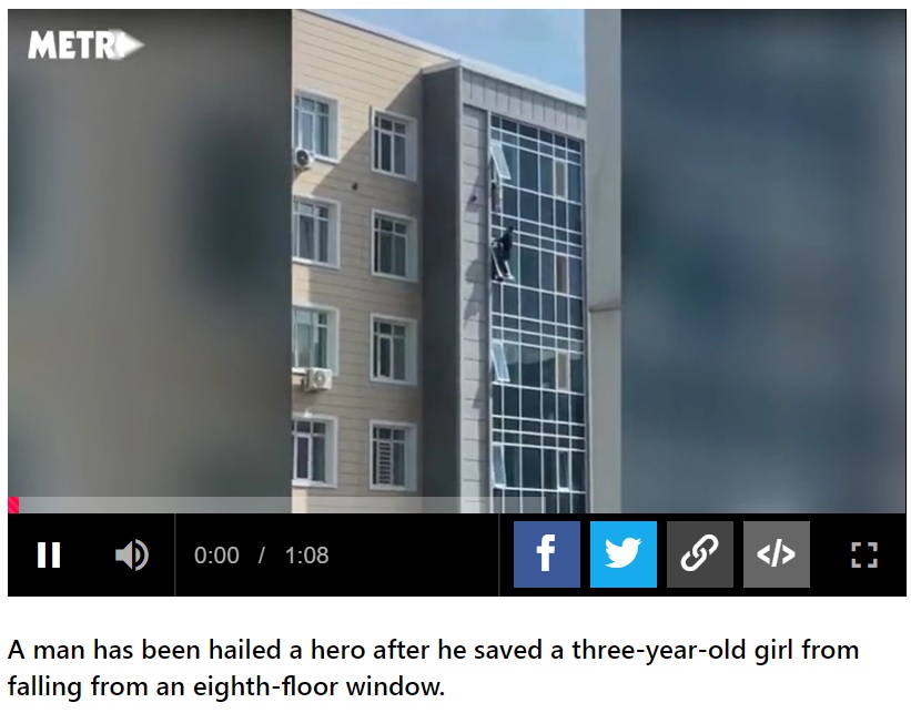 危険な状況に身を置きながら、女児を救助する男性（画像は『Metro　2022年5月12日付「Hero saves three-year-old girl hanging from eighth-floor window」』のスクリーンショット）