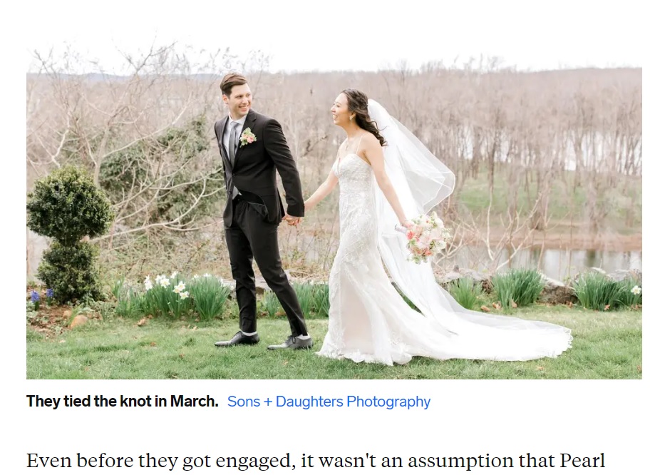 どちらの名字を結婚後に名乗るべきか決め切れずにいた2人（画像は『Insider　2022年5月5日付「A couple picked their last name by flipping a coin during their wedding ceremony」（Sons + Daughters Photography）』のスクリーンショット）