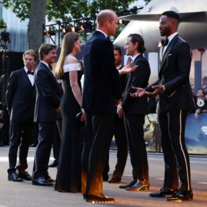 キャサリン妃の隣に立つトム（画像は『Duke and Duchess of Cambridge　2022年5月19日付Instagram「Wonderful to join ＠tomcruise, cast, crew and fans of Top Gun: Maverick for this evening’s UK premiere.」』のスクリーンショット）