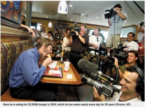 2004年、2万個目のビッグマックを食べた時は多くの報道陣が殺到（画像は『Metro　2022年5月19日付「McDonald’s lover has eaten a Big Mac nearly every day for 50 years」（Picture: AP）』のスクリーンショット）