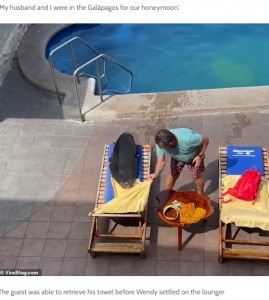椅子を奪われタオルを掴む宿泊客の男性（画像は『Masses Media　2022年4月30日付「VIDEO: Wendy the Galapagos sea lion steals a hotel guest’s sun bed」（（c）ViralHog.com）』のスクリーンショット）
