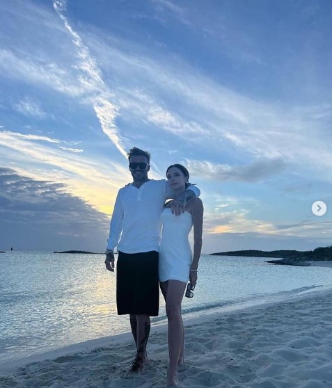 夫デヴィッドとビーチで寄り添うヴィクトリア（画像は『Victoria Beckham　2022年5月2日付Instagram「I love you so much ＠davidbeckham」』のスクリーンショット）