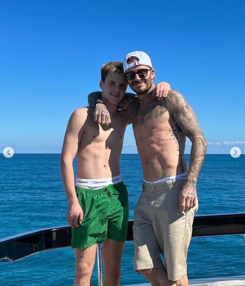 青い海と空をバックに、肩を抱き合う三男クルスとデヴィッド（画像は『Victoria Beckham　2022年5月2日付Instagram「Happy birthday ＠davidbeckham the best daddy!!!」』のスクリーンショット）