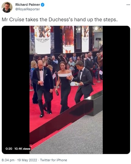 小階段の前で、キャサリン妃に手を差し出したトム（画像は『Richard Palmer　2022年5月19日付Twitter「Mr Cruise takes the Duchess’s hand up the steps.」』のスクリーンショット）