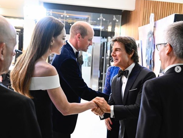 キャサリン妃と固い握手を交わすトム（画像は『Top Gun　2022年5月19日付Instagram「When Maverick meets Royalty.」』のスクリーンショット）