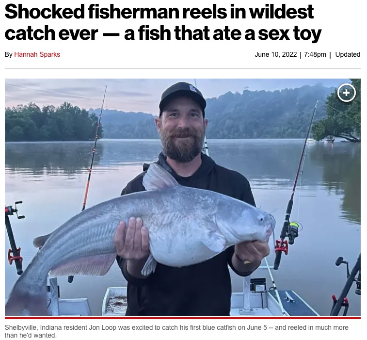 巨大ナマズを釣り上げた男性（画像は『New York post　2022年6月10日付「Shocked fisherman reels in wildest catch ever ― a fish that ate a sex toy」（Richard Kesar/Facebook）』のスクリーンショット）