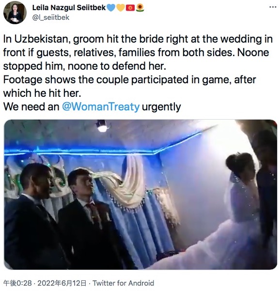 ステージから去ろうとする新婦（画像は『Leila Nazgul Seiitbek　2022年6月12日付Twitter「In Uzbekistan, groom hit the bride right at the wedding in front if guests」』のスクリーンショット）