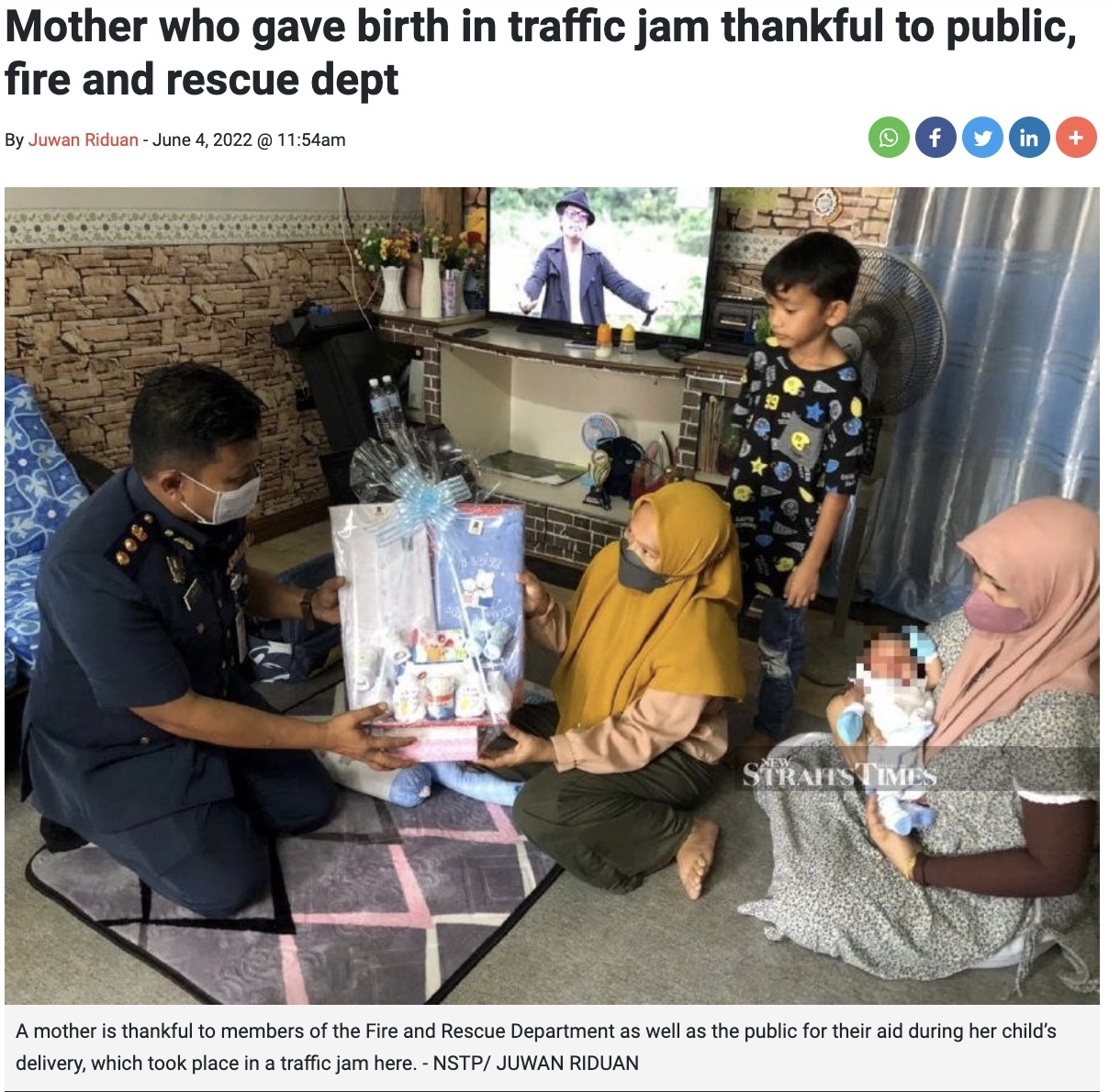 ラヒマさんを助けたファルハン副局長（左）（画像は『New Straits Times　2022年6月4日付「Mother who gave birth in traffic jam thankful to public, fire and rescue dept」（NSTP/ JUWAN RIDUAN）』のスクリーンショット）
