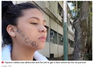 ガブリエルの名前を顔に彫られてしまったタヤネさん（画像は『The Daily Star　2022年6月5日付「Abused teen forced to get thug ex’s name tattooed on her face finally gets it removed」（Image: CEN）』のスクリーンショット）