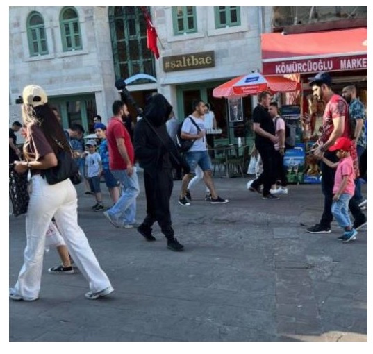 当時、死神のコスチュームで街を歩いていた男性（画像は『Yeniçağ Gazetesi　2022年5月31日付「Batın bu dünya. Adamın tamamen yanmasını seyrettiler. Kimi selfie çekti kimi fotoğraf kimi de video. Sebebi ne olursa olsun yanan bir insan」』のスクリーンショット）