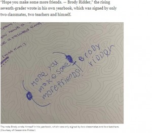 イヤーブックに自分でメッセージを書き込んだブロディ君（画像は『Washington Post　2022年6月2日付「Classmates wouldn’t sign his yearbook. So older students stepped in.」（Courtesy of Cassandra Ridder）』のスクリーンショット）