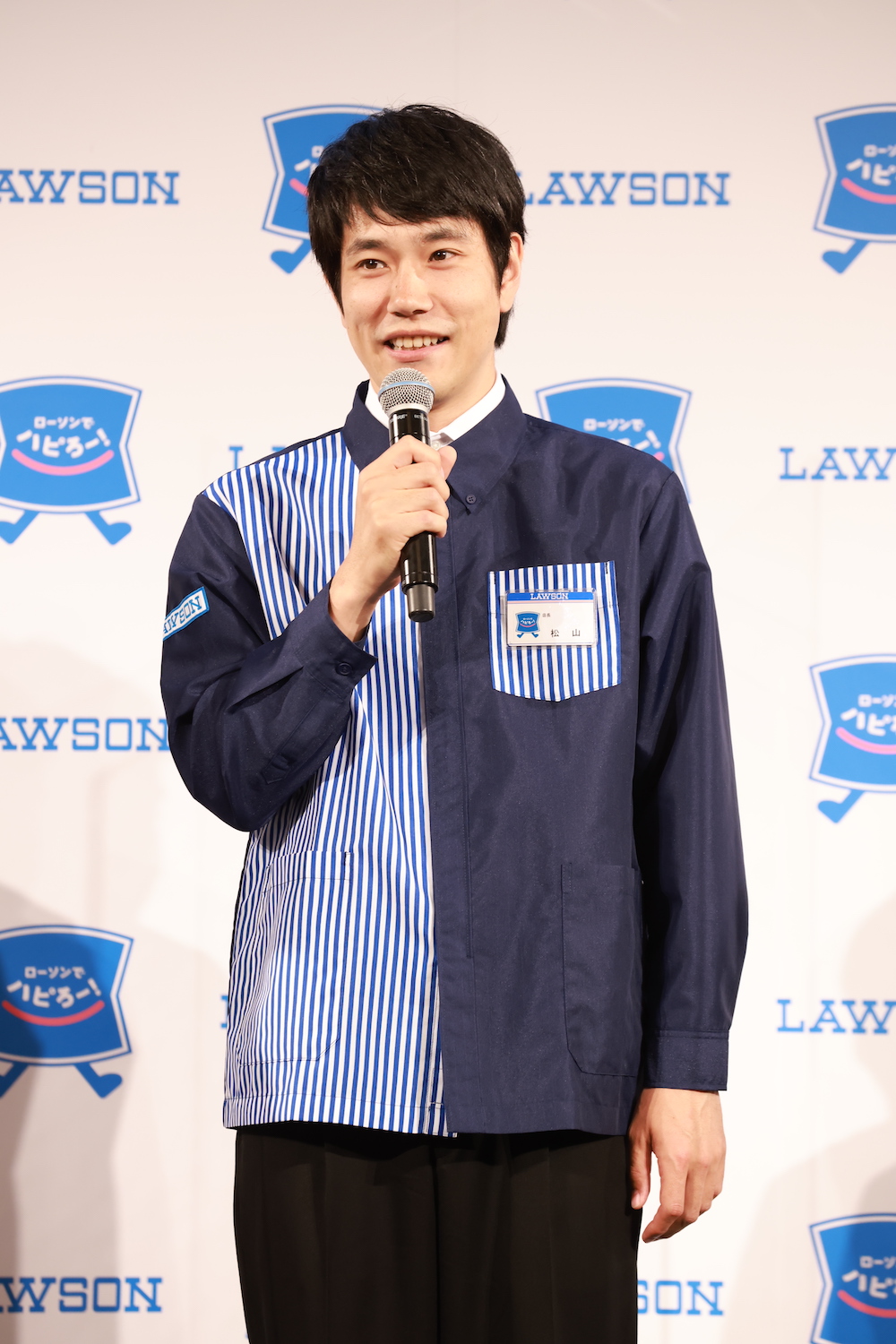 発表会にローソンのユニフォームを着て登場した松山ケンイチ