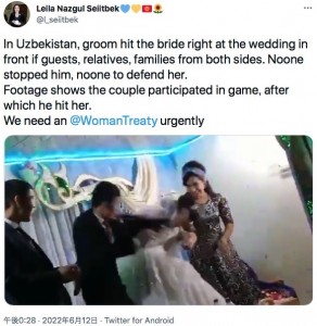 ゲームで新婦に負けた途端、新郎が豹変（画像は『Leila Nazgul Seiitbek　2022年6月12日付Twitter「In Uzbekistan, groom hit the bride right at the wedding in front if guests」』のスクリーンショット）