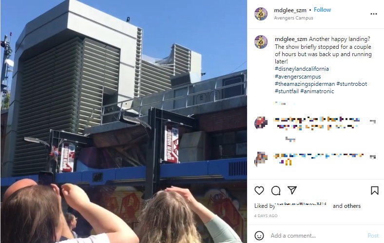 壊れたウェブ・スリンガーズ・ビルの側面（画像は『Darren L.　2022年6月10日付Instagram「Another happy landing?」』のスクリーンショット）