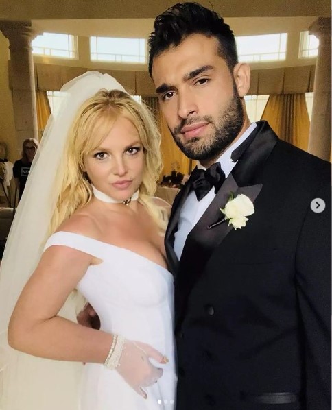 晴れて夫婦となったブリトニーとサムさん（画像は『Britney Spears　2022年6月10日付Instagram「Wow !!!」』のスクリーンショット）