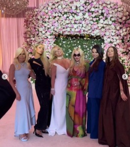 豪華セレブのゲスト達とポーズを取るブリトニー（画像は『Britney Spears　2022年6月10日付Instagram「Wow !!!」』のスクリーンショット）