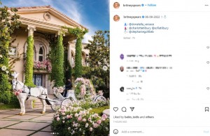 ブリトニーの邸宅前で花嫁を待つ白馬の馬車（画像は『Britney Spears　2022年6月10日付Instagram「06-09-2022」』のスクリーンショット）