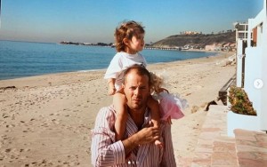 ビーチで幼い頃のルーマーを肩車するブルース（画像は『Rumer Glenn Willis　2022年6月19日付Instagram「Daddio」』のスクリーンショット）