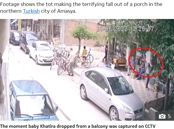 下にいた男性の背中の上に落下した男児（画像は『The Sun　2022年6月28日付「HERO MOVE Dramatic moment passerby unwittingly saves life of one-year-old boy after baby plunges from apartment balcony」』のスクリーンショット）