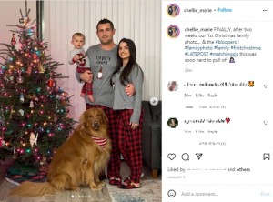 一家で迎えたクリスマスでの記念写真（画像は『Michelle.Marie　2022年1月9日付Instagram「FINALLY,」』のスクリーンショット）