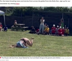 スカートがめくれてお尻が露わに（画像は『The Daily Star　2022年6月21日付「Mortified mum moons entire crowd after faceplanting during parents’ race at sports day」（Image: Courtesy Katie Hannaford / SWNS）』のスクリーンショット）