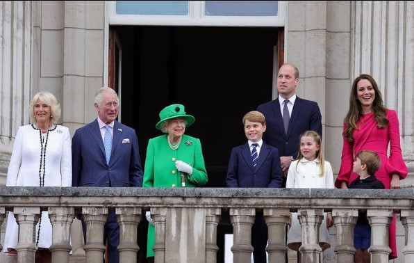 バッキンガム宮殿のバルコニーに登場したエリザベス女王と王室上級メンバー（画像は『Clarence House　2022年6月6日付Instagram「Thank you, Your Majesty.」』のスクリーンショット）
