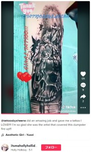 上から重ねたタトゥーはホリーさんも大満足の仕上がりに（画像は『Holly Holliday　2022年5月1日付TikTok「＠tattoosbysheena did an amazing job and gave me a tattoo I LOVE!!!!」』のスクリーンショット）