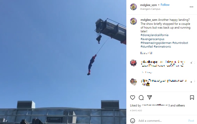 空を舞うスパイダーマン（画像は『Darren L.　2022年6月10日付Instagram「Another happy landing?」』のスクリーンショット）