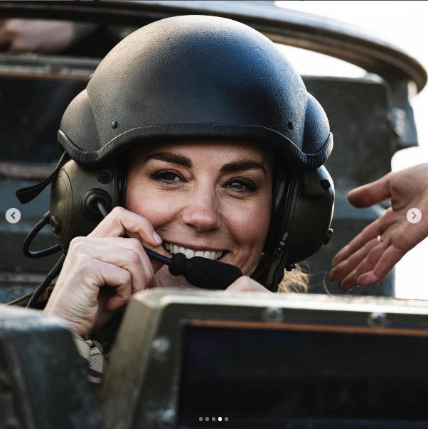 ヘルメットを被り戦車に乗るキャサリン妃（画像は『Duke and Duchess of Cambridge　2022年6月25日付Instagram「Today on Armed Forces Day」』のスクリーンショット）
