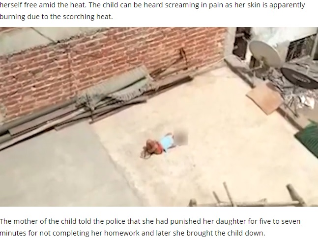 屋上に放置された女児（画像は『India Today　2022年6月8日付「Delhi woman ties daughter on roof in scorching heat for not doing homework | Video」（Photo: India Today）』のスクリーンショット）