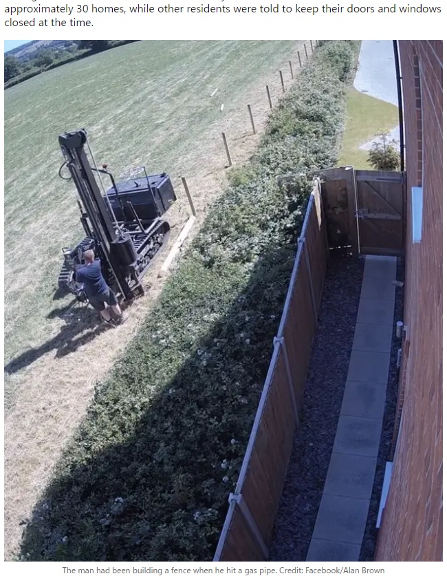 機械を使って杭を地面に打ち付けていた男性（画像は『LADbible　2022年6月24日付「Shocking Moment Ground Explodes Beneath Man Building Fence In A Field」（Credit: Facebook/Alan Brown）』のスクリーンショット）