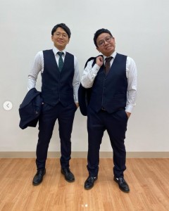 兄弟お笑いコンビ・ミキの亜生と昴生（画像は『ミキ 亜生 弟　2022年1月1日付Instagram「2022年の新衣装を作らせていただきました。」』のスクリーンショット）
