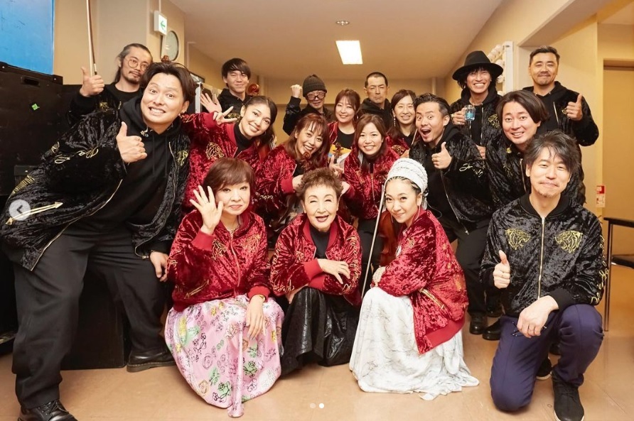 MISIAのライブにゲスト出演した清水ミチコと加藤登紀子（画像は『ちょいだし MISIA　2022年5月11日付Instagram「「MISIA CANDLE NIGHT 2022 PEACE OF MIND」ファイナルから1週間が経ちました」』のスクリーンショット）