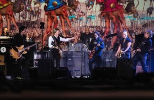 アンコールではデイヴとブルースが飛び入り参加（画像は『Paul McCartney　2022年6月26日付Instagram「Paul headlining Glastonbury at the Pyramid Stage on Saturday 25th June」』のスクリーンショット）